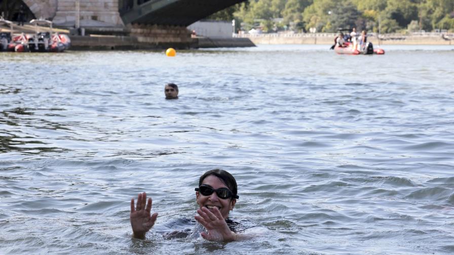 Alcaldesa de París se zambulle en el Sena para mostrar mejoría en su limpieza antes de los Juegos