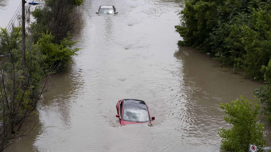 Rescatan a personas varadas por inundaciones tras ola de tormentas en EEUU y Canadá