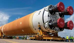 Cohete de la NASA que se usará en primera misión tripulada a la Luna sale de la fábrica