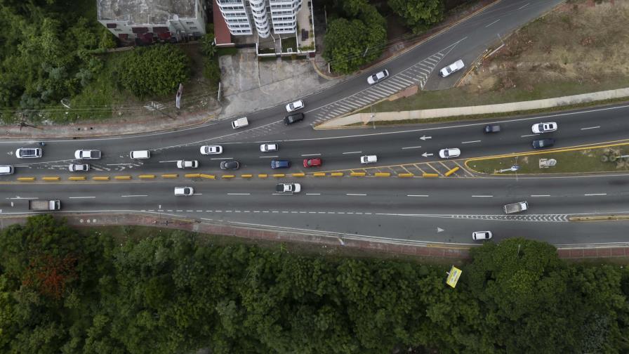 Caótico el tránsito por el nudo que se forma en la avenida Charles de Gaulle y Ecológica