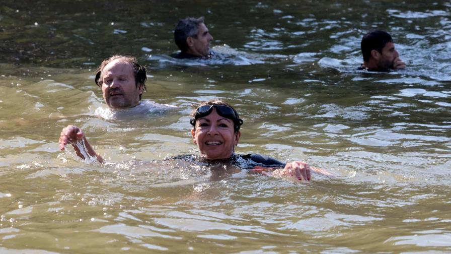 La alcaldesa de París se baña en el Sena para demostrar la calidad del agua antes de los JJOO