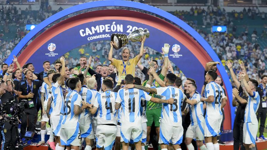 Autoridad deportiva de Argentina pide que selección se disculpe por sus cánticos racistas