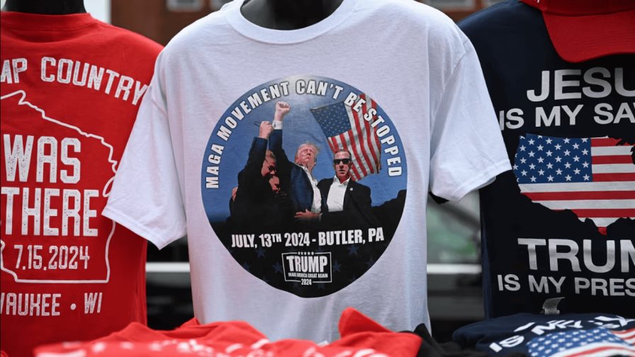 Imagen triunfante de Trump tras sobrevivir a disparo se estampa en camisetas