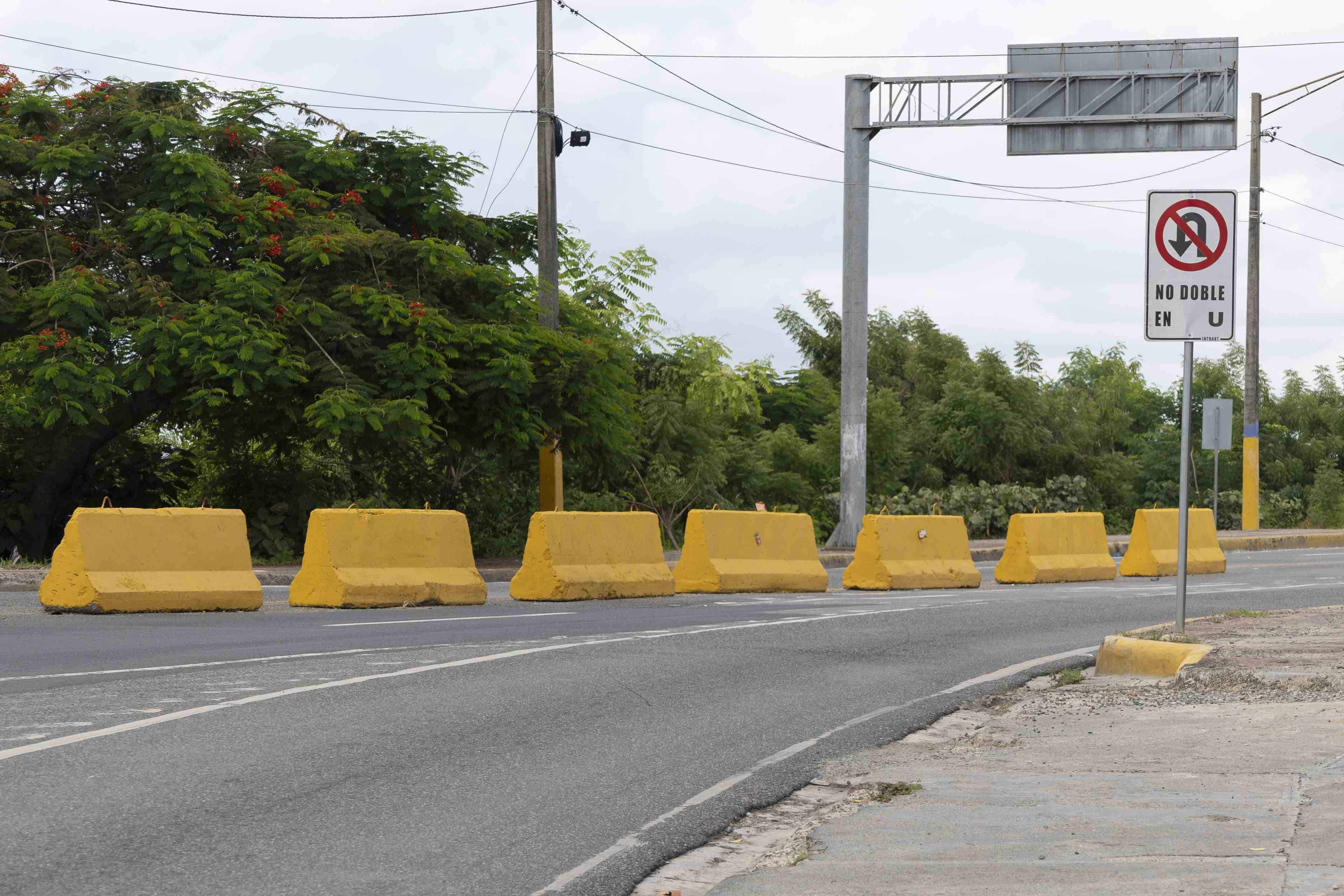 Muros que se colocan para evitar el giro  la izquierda.