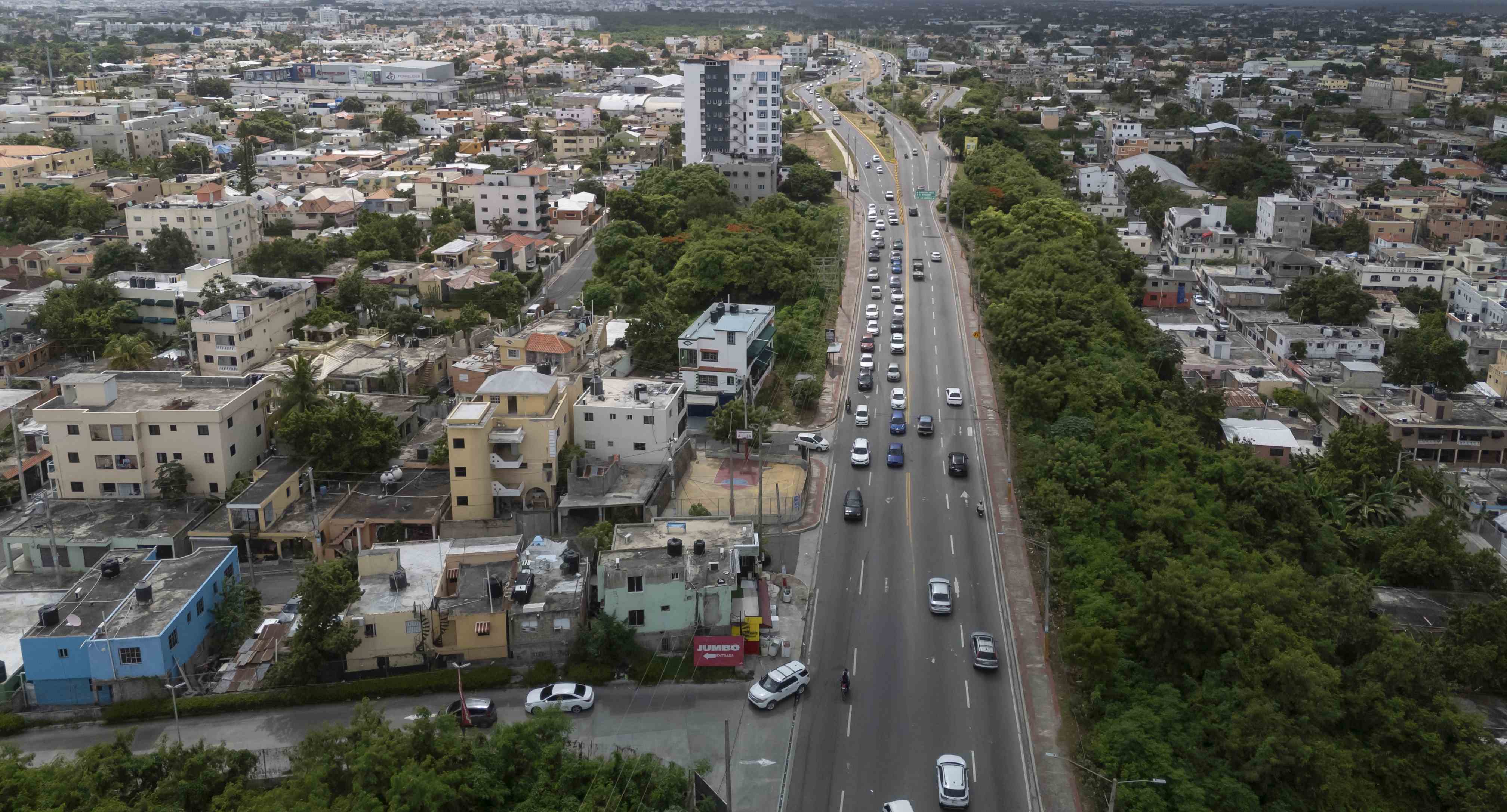 Los vehiculos que transitan de norte a sur por la Charles de Gaulle se les dificulta incoportarse a la Ecológica hacia el este.