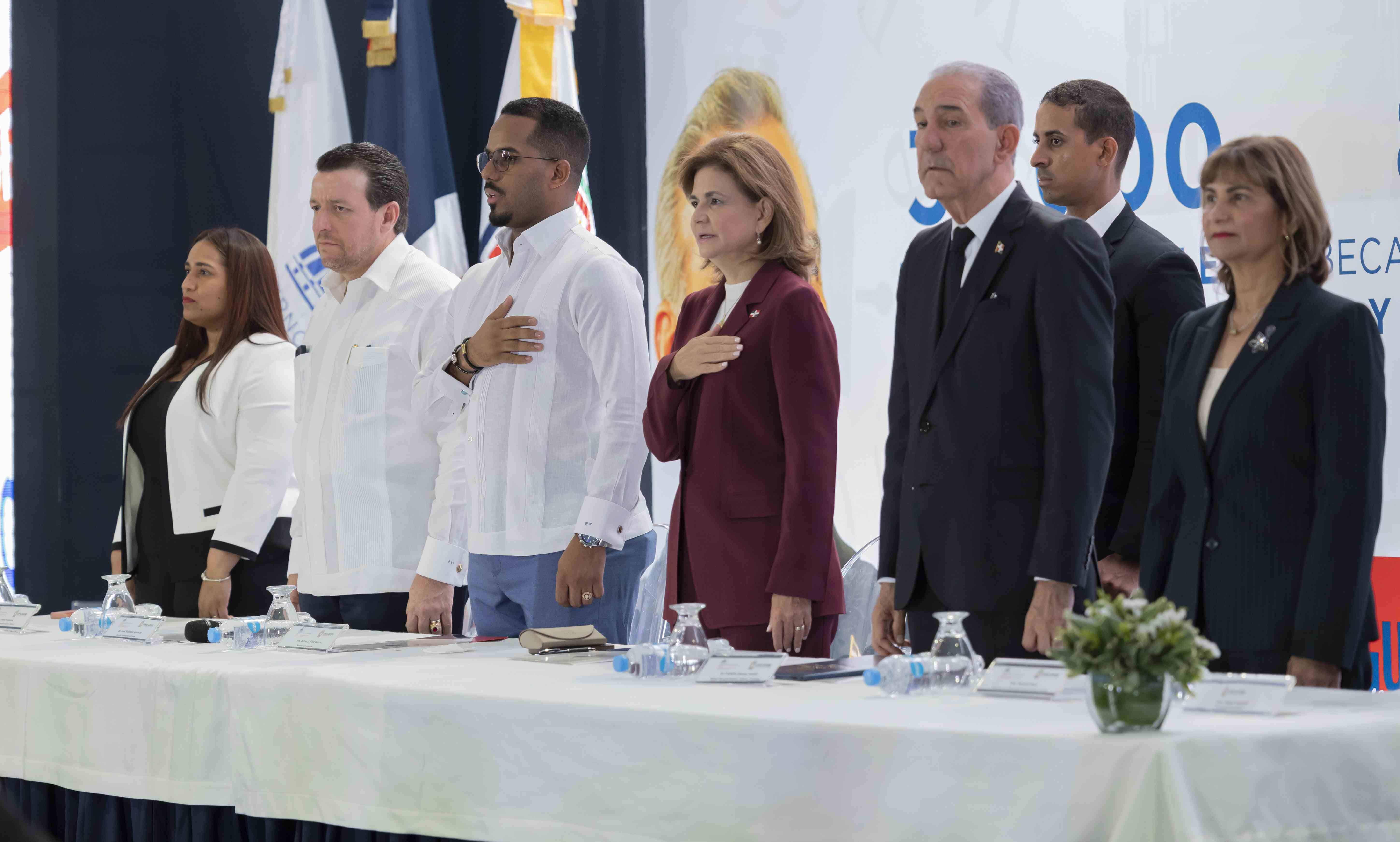 Las autoridades en la presentación de becas nacionales. 