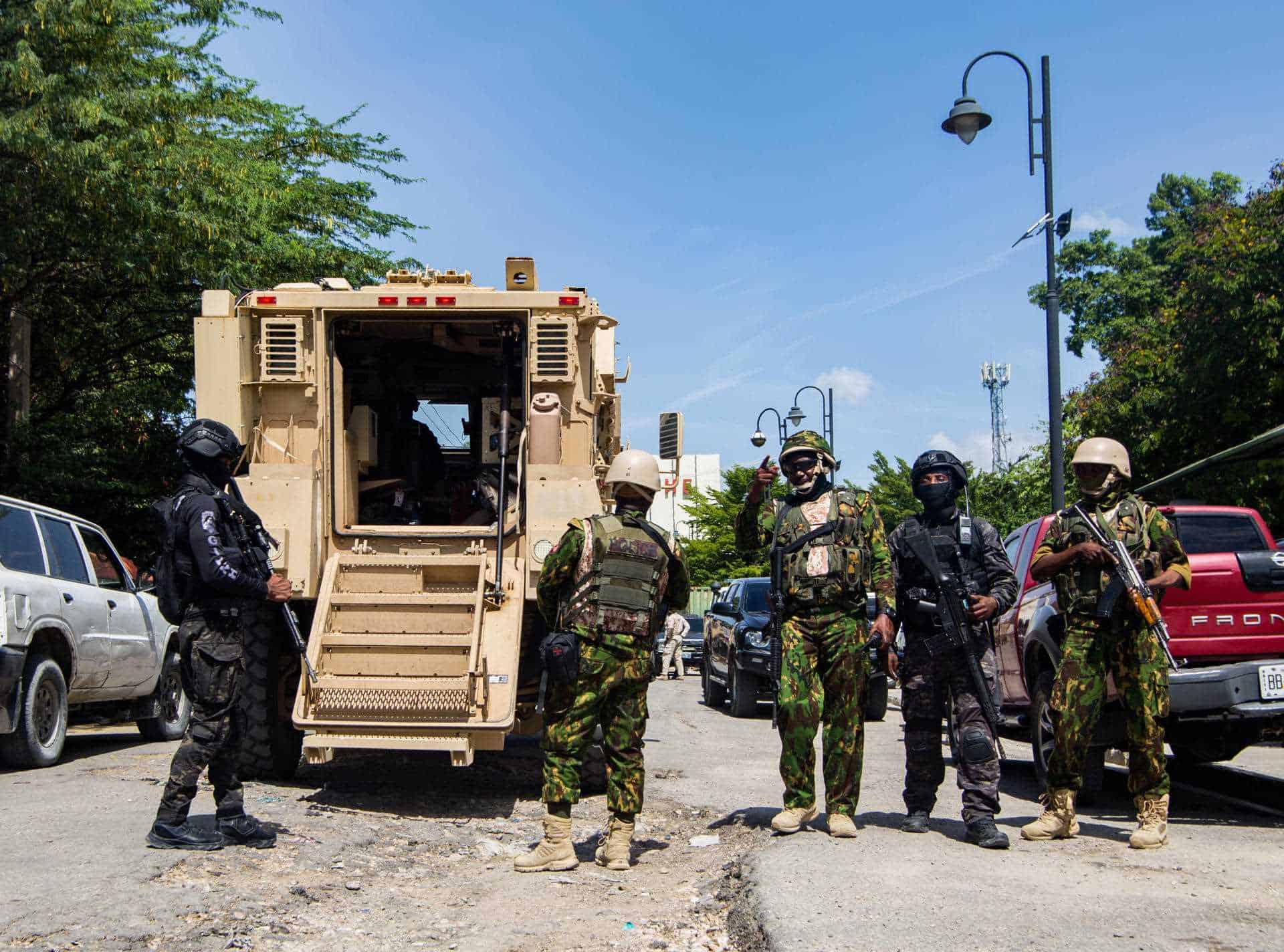  Agentes de policía kenianos patrullan, este miércoles, en Puerto Príncipe (Haití).