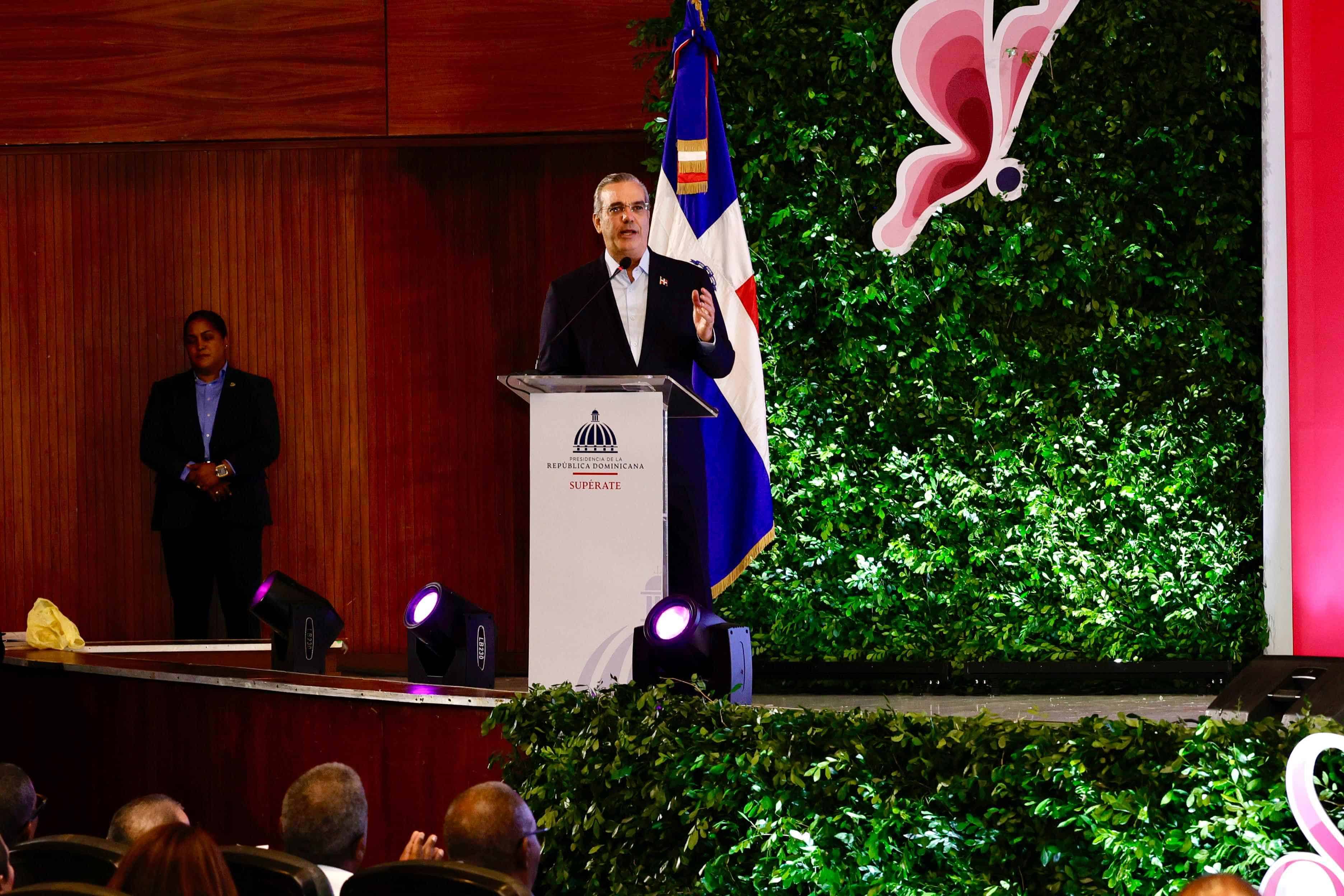 El presidente Luis Abinader habla durante el acto.