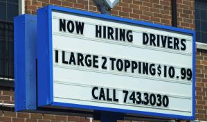 Más estadounidenses solicitan prestaciones por desempleo mientras despidos se mantienen altos