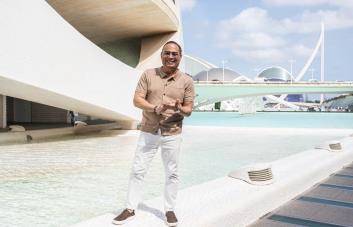 Gilberto Santa Rosa visita el campus de Berklee College of Music en Valencia