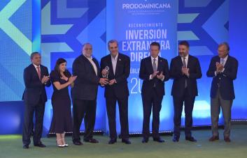 Gobierno reconoce a 11 empresas de capital extranjero por sus aportes al país