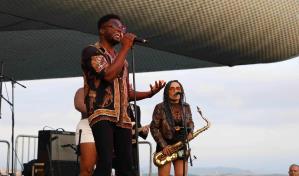 Los ritmos afrocubanos de Cimafunk y su banda deleitan en Santander