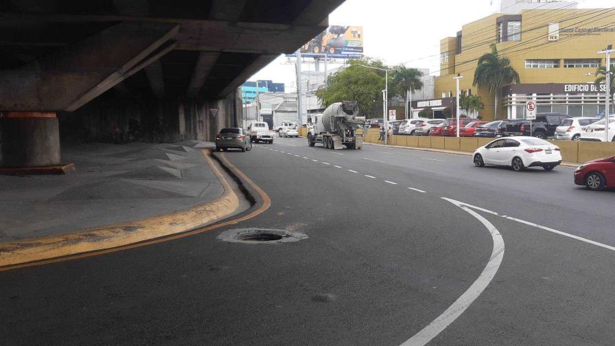 Vuelve a desaparecer tapa de válvulas de la Caasd debajo de elevado de la avenida Kennedy