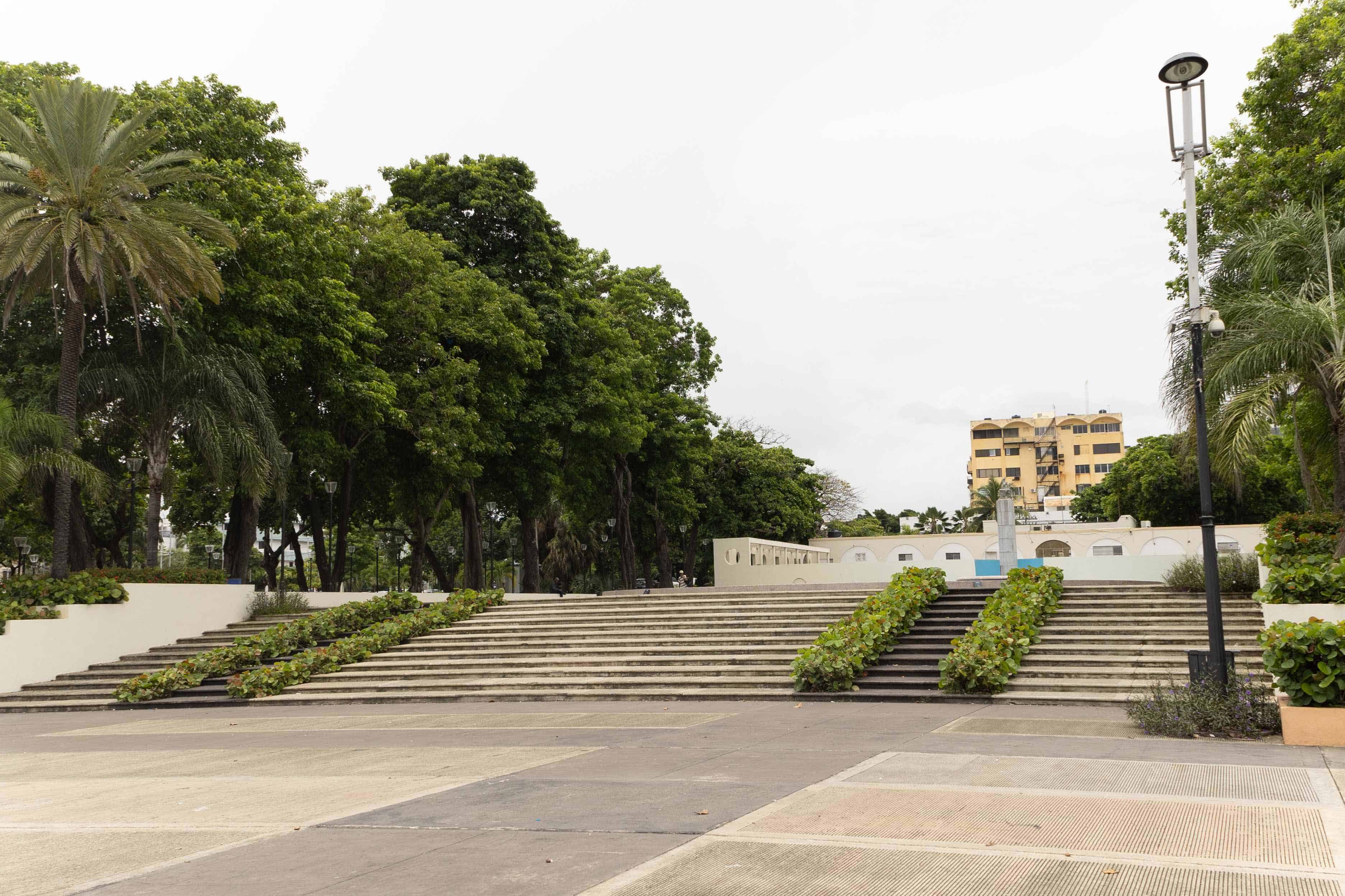 Inaugurado en diciembre de 1937, el parque Eugenio María de Hostos, este espacio fue nombrado en principio Parque Ramfis. 