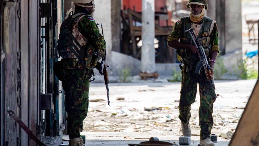 A tiro limpio, policías kenianos desalojan bandas del puerto haitiano