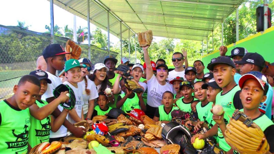 Turista colombiana "enamorada de RD", crea fundación para ayudar a niños de escasos recursos del país