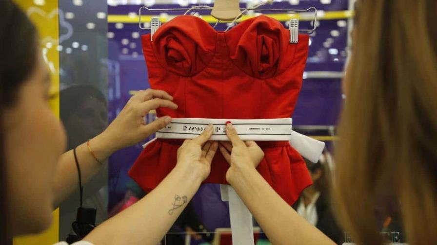 Diseñadoras mexicanas crean ropa para personas con discapacidad visual y auditiva