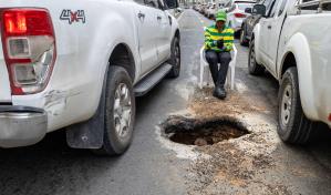 Un peligroso socavón en la calle Billini
