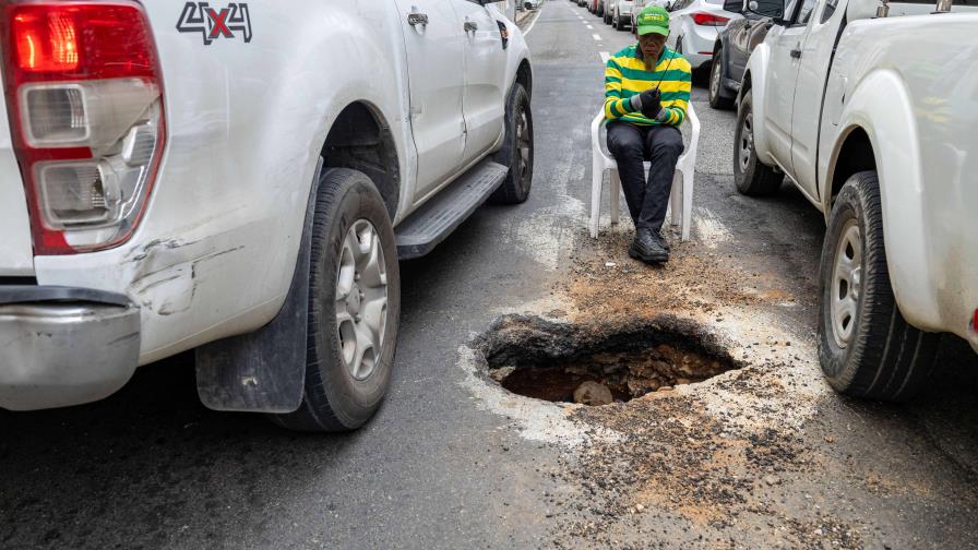 Un peligroso socavón en la calle Billini