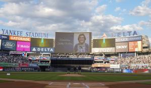 Yankees guardan minuto de silencio por fotoperiodista de AP Kathy Willens