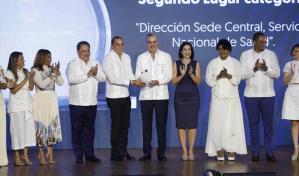 El Ney Arias Lora gana premio por el mejor desempeño hospitalario en autogestión