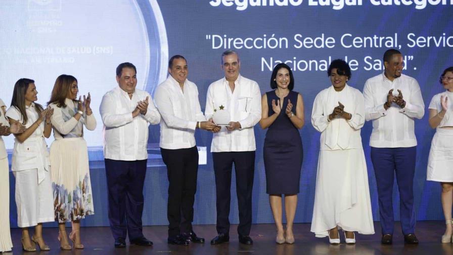 El Ney Arias Lora gana premio por el mejor desempeño hospitalario en autogestión