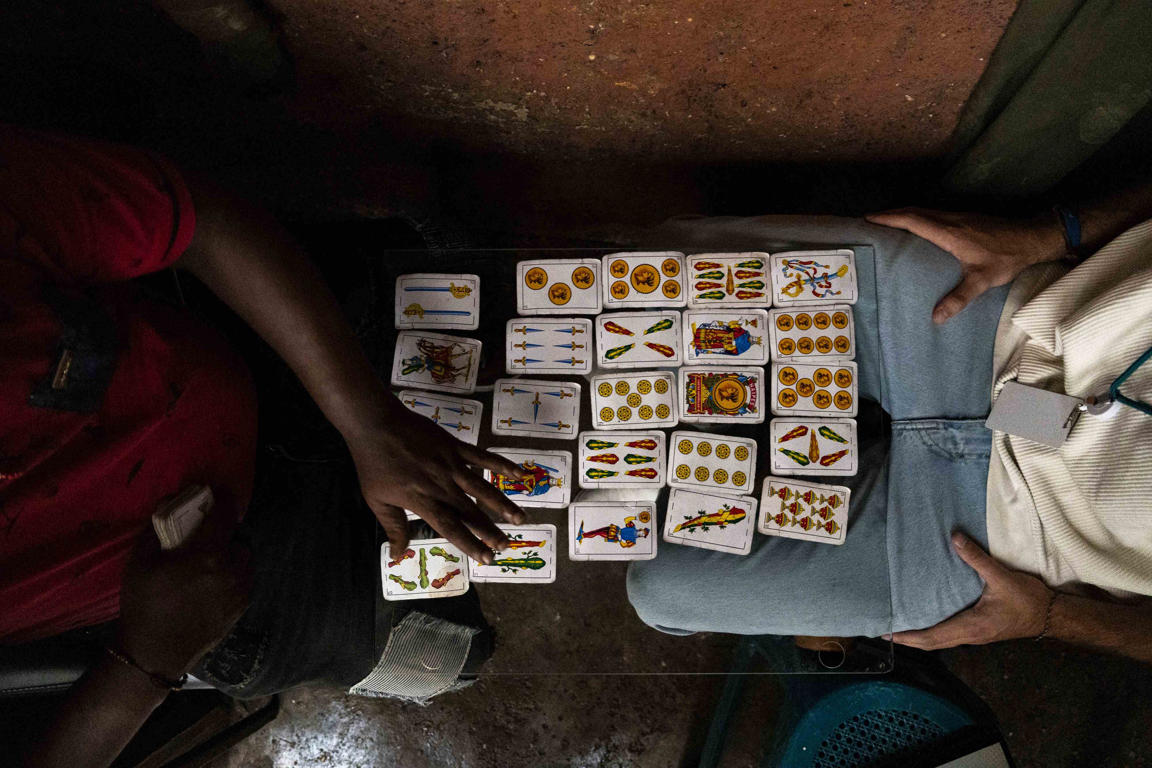 Las cartas encima de una mesa de vidrio.