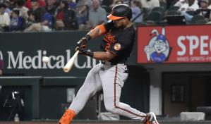 Santander aporta 2 de los 4 jonrones de Orioles, que aplastan a Rangers