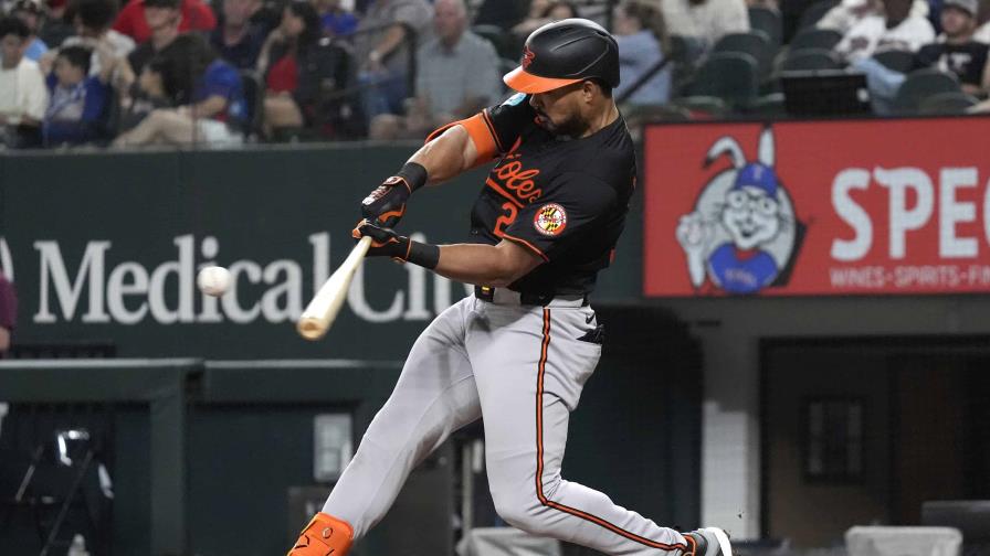 Santander aporta 2 de los 4 jonrones de Orioles, que aplastan a Rangers