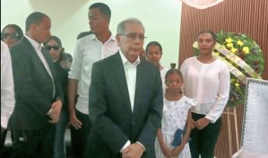 Danilo Medina hace guardia de honor en funeral de Ruddy Díaz, miembro del Comité Central del PLD