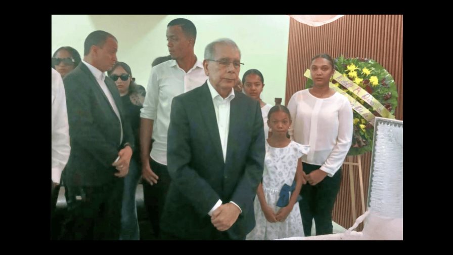 Danilo Medina hace guardia de honor en funeral de Ruddy Díaz, miembro del Comité Central del PLD