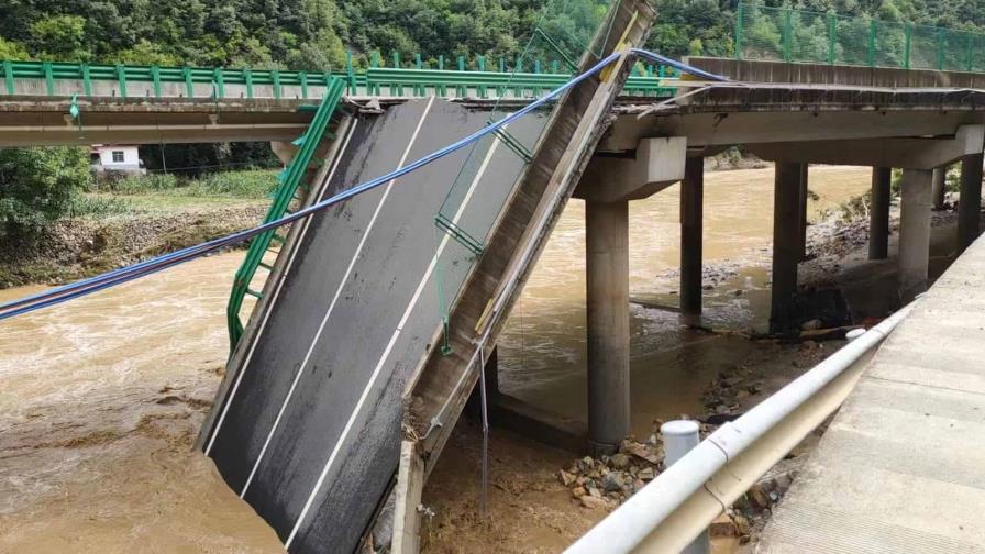 Puente colapsa por lluvias y deja 12 muertos y 31 desaparecidos en China