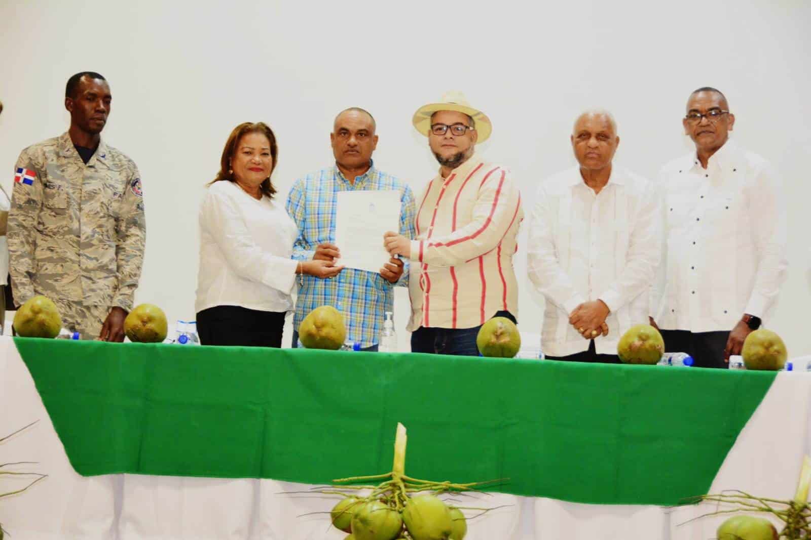 El director del FEDA entregó carta de autorización a productores que recibirá las plántulas de coco.