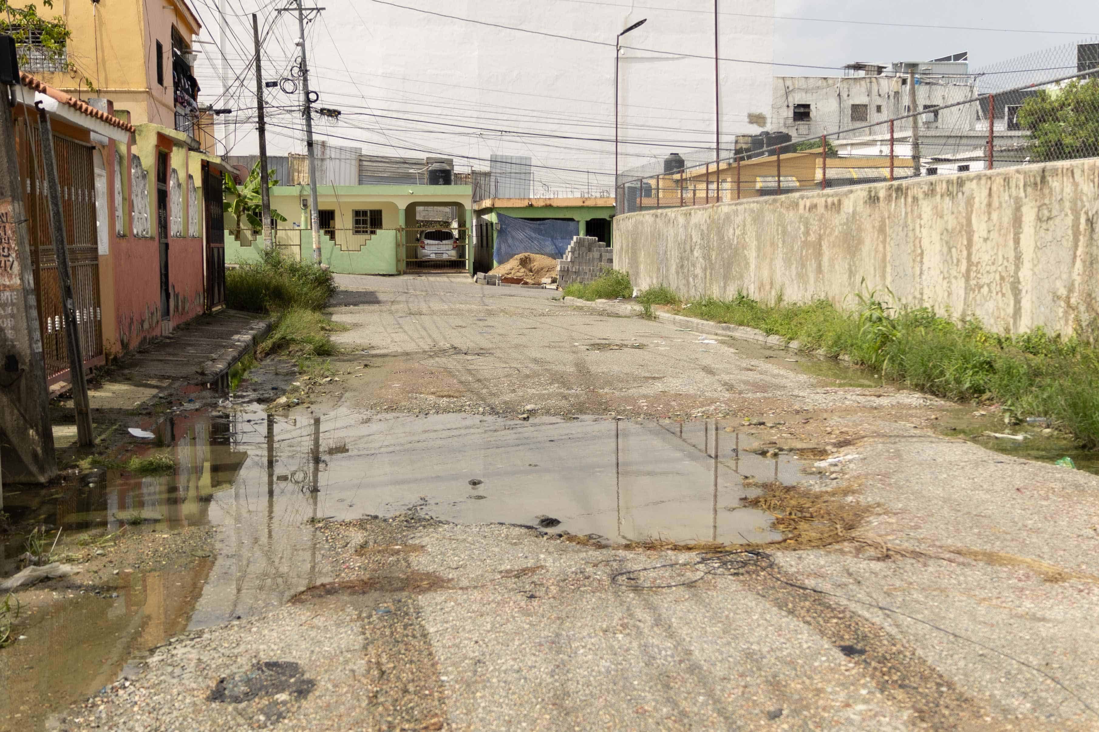 Charco en la calle 5 de Villa Nueva.