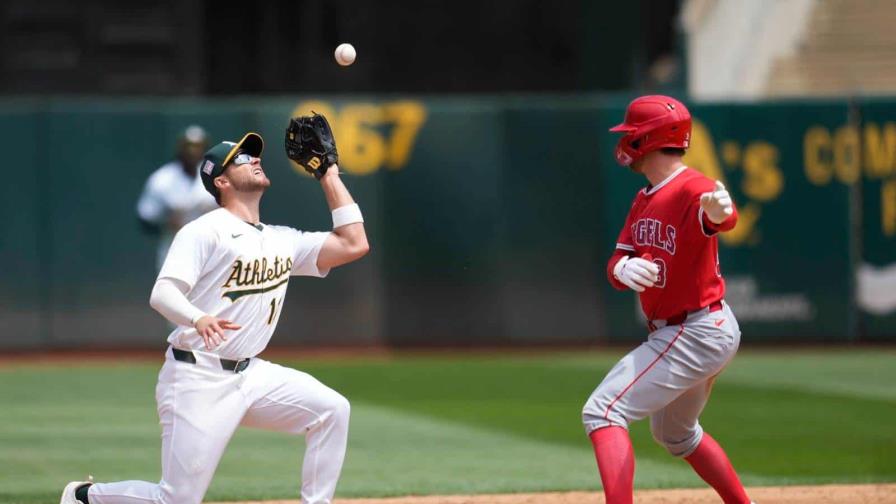 Angelinos remontan ante el bullpen de Oakland y vencen a Atléticos en última visita al Coliseo