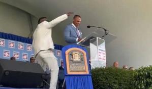 VIDEO: La broma del Big Papi a Adrian Beltré durante su ingreso al Salón de la Fama