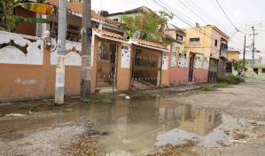 Vecinos de Villa Mella exigen solución a charco frente a sus casas