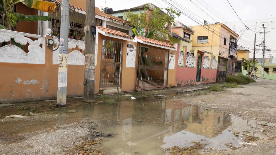 Vecinos de Villa Mella exigen solución a charco frente a sus casas