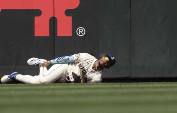 Julio Rodríguez sale de juego ante Houston con una aparente lesión de tobillo