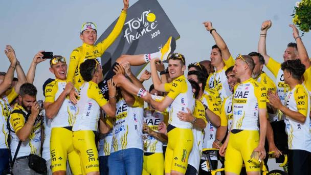 Pogacar conquista el Tour de Francia por tercera ocasión y celebra ganando la última etapa