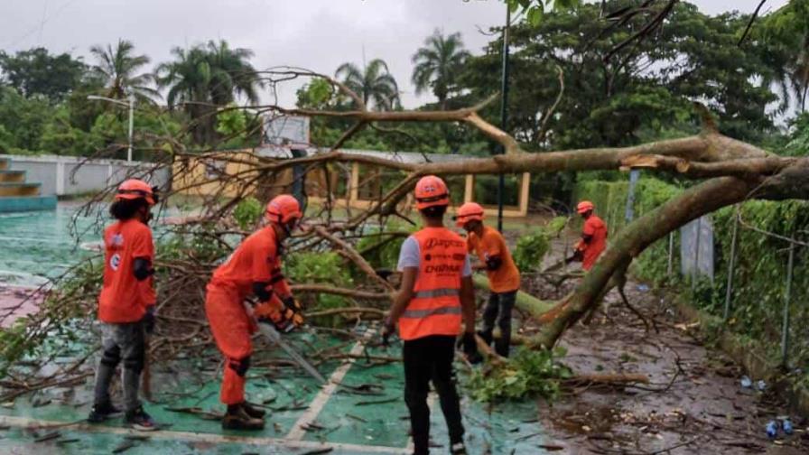 Ventarrón asociado a vaguada destruyó techos de al menos 15 viviendas en Salcedo