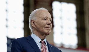 Biden aparece por primera vez en público después de poner fin a su campaña presidencial