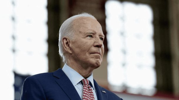Biden aparece por primera vez en público después de poner fin a su campaña presidencial