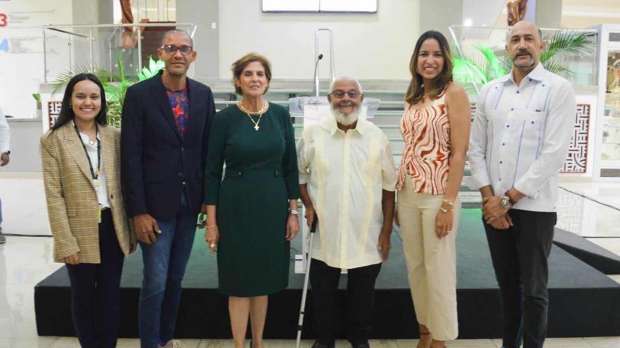 Centro de Convenciones UTESA presenta exposición "Ave Fénix V" del artista José Parra