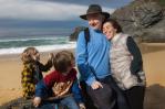 Assange se recupera tras su liberación con sus hijos y esposa en una playa de Australia Assange se recupera tras su liberación con sus hijos y esposa en una playa de Australia