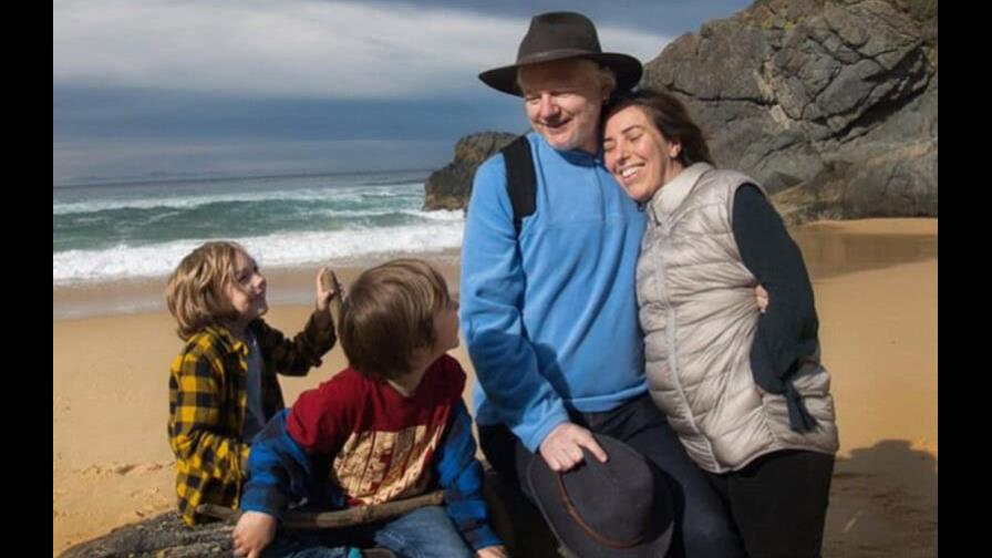 Assange se recupera tras su liberación con sus hijos y esposa en una playa de Australia