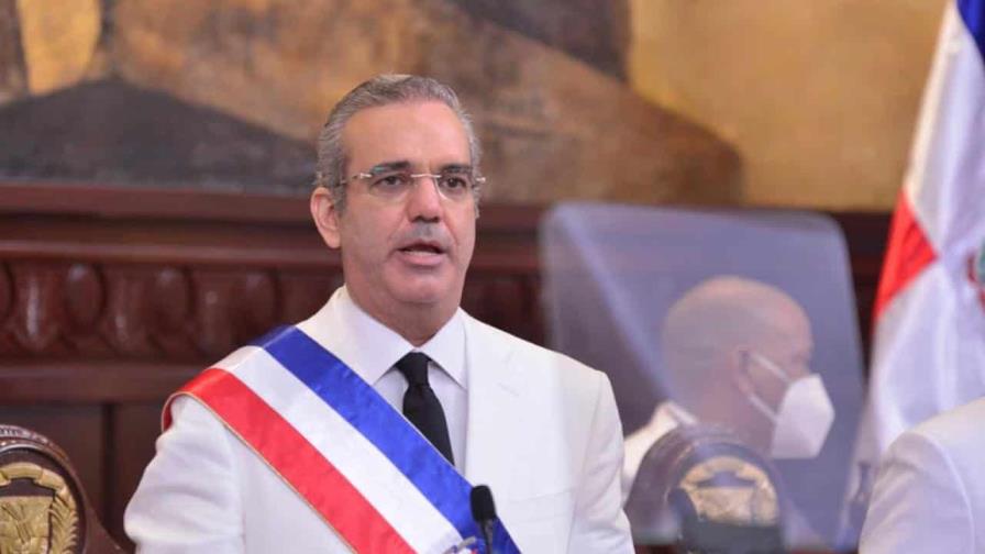 El presidente Abinader felicita a los padres dominicanos recordando al suyo