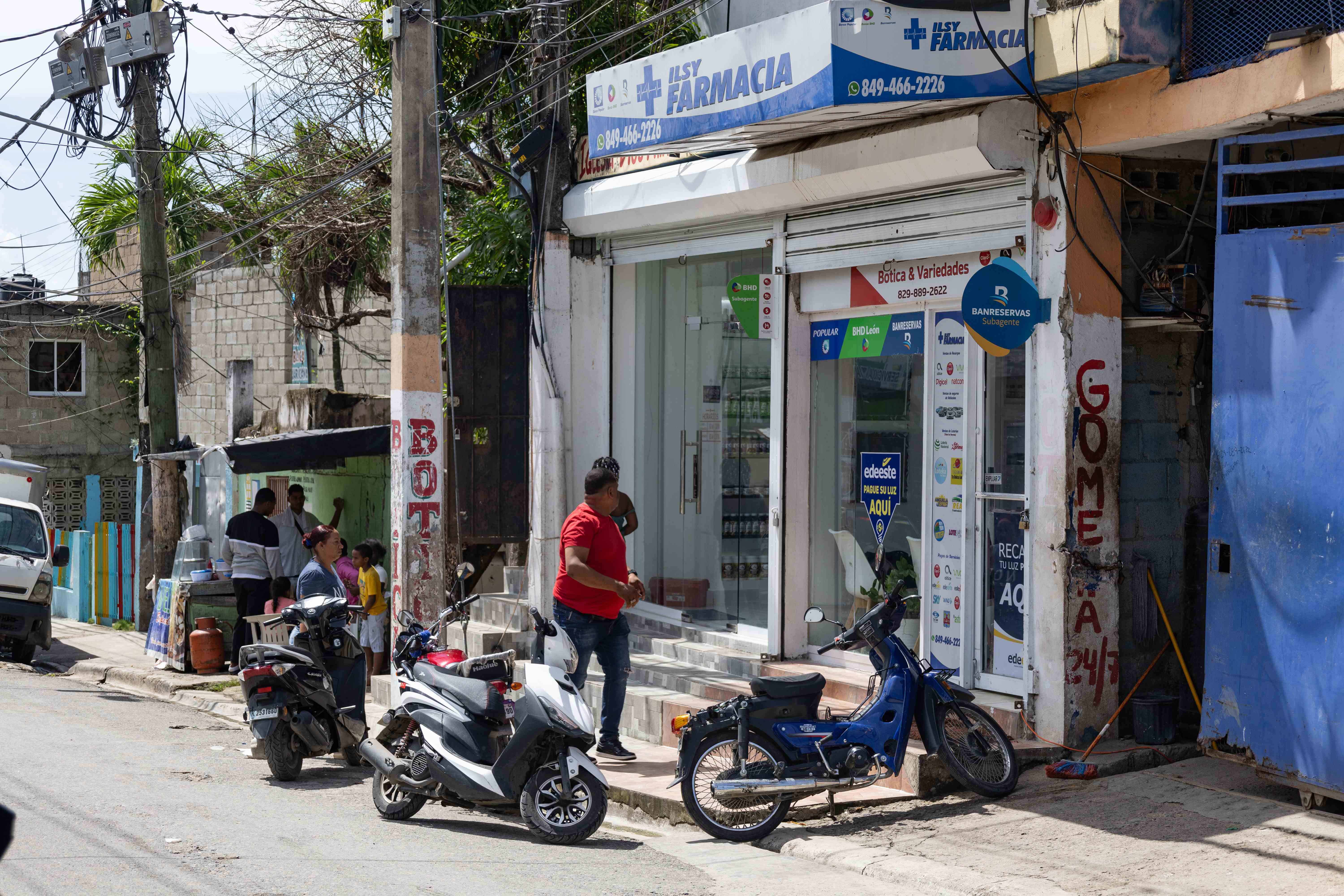 Farmacia que fue víctima de atraco el pasado martes 16 de julio.