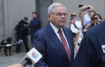 El senador Bob Menéndez, condenado por sobornos, dejará su cargo