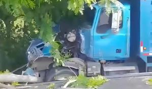 Identifican lesionados en colisión entre autobús y camión en Uvero Alto